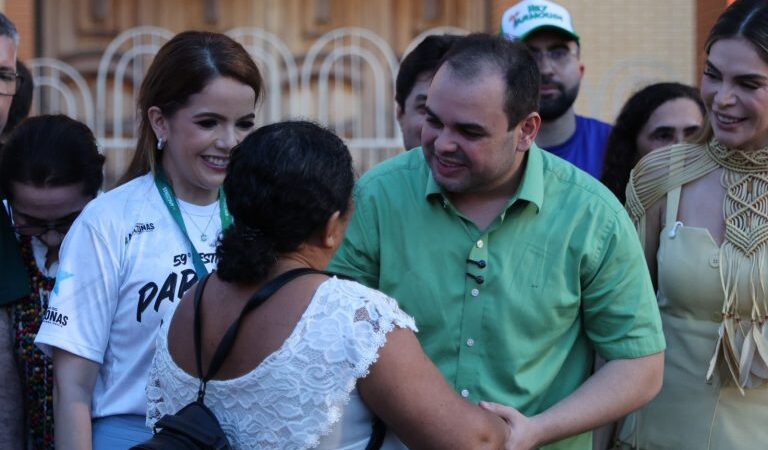 Em Parintins, governador Roberto Cidade entrega títulos definitivos a moradores da comunidade Caburi