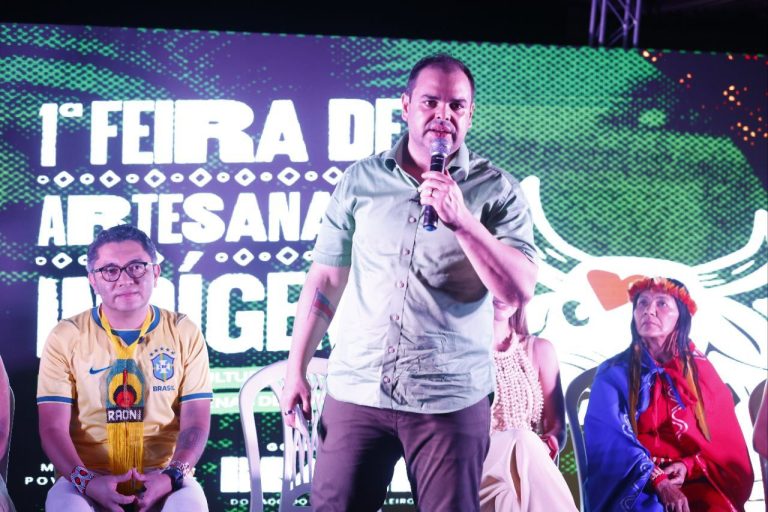 Governador Roberto Cidade destaca fortalecimento do empreendedorismo indígena durante abertura da Feira Intercultural dos Povos Indígenas em Parintins
