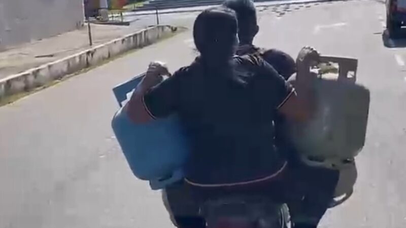 Vídeo flagra casal sem capacete levando 3 botijões em moto no AM