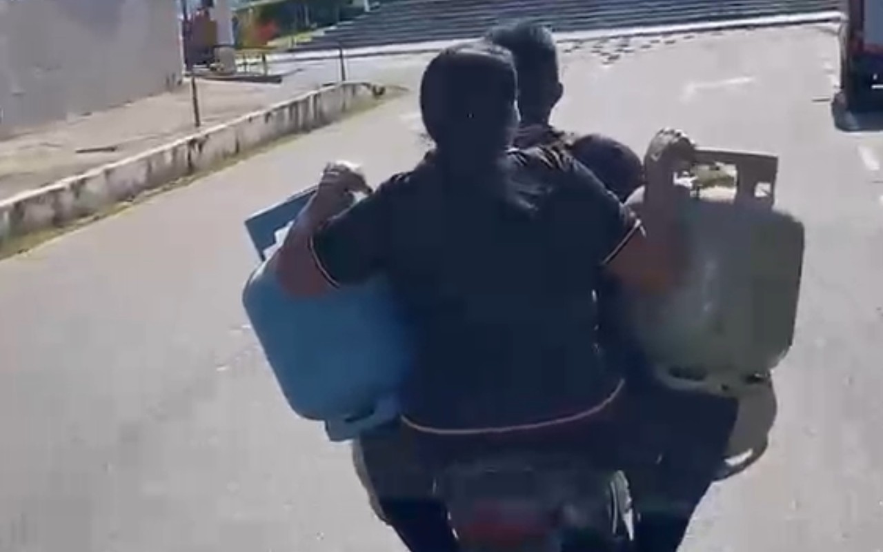 Vídeo flagra casal sem capacete levando 3 botijões em moto no AM