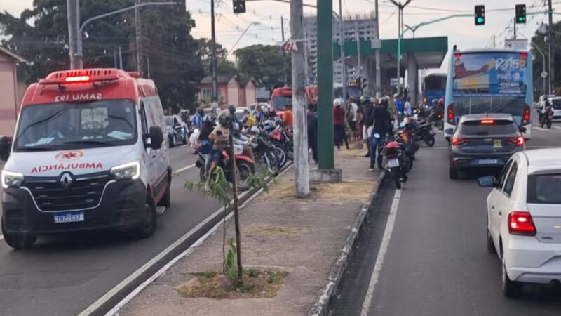 Colisão entre motos deixa feridos na Constantino Nery