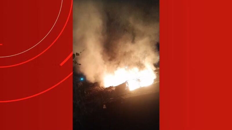 Incêndio destrói duas casas e atinge outros imóveis no bairro da Liberdade, em Manacapuru