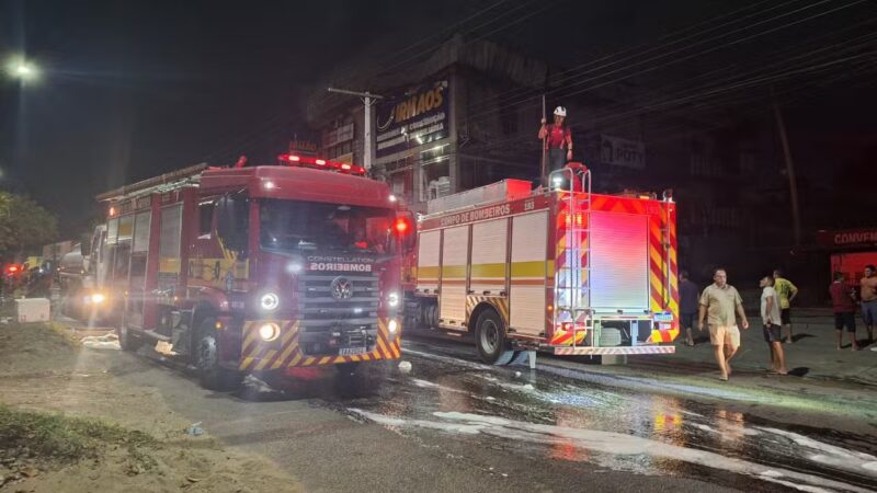 Fogo destrói depósito de tintas em loja na Zona Norte de Manaus