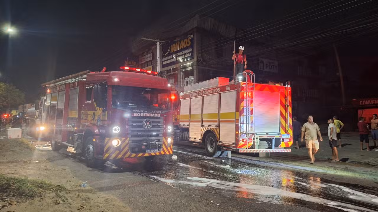 Fogo destrói depósito de tintas em loja na Zona Norte de Manaus