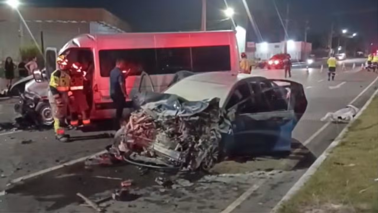 Motorista morre em acidente com van na Av. do Turismo, em Manaus