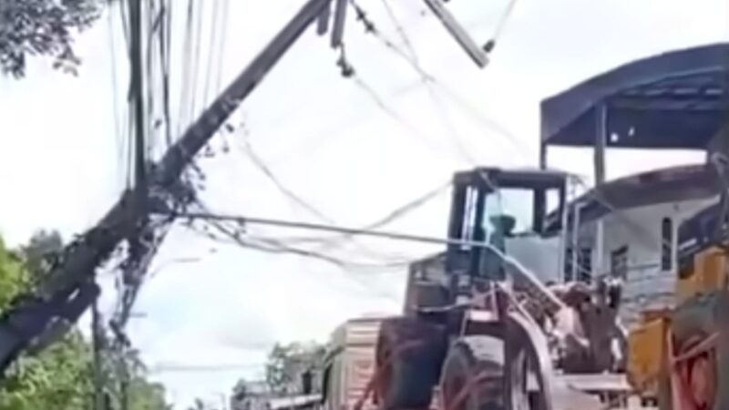 Trator transportado por carreta derruba poste e interdita avenida na Zona Oeste de Manaus