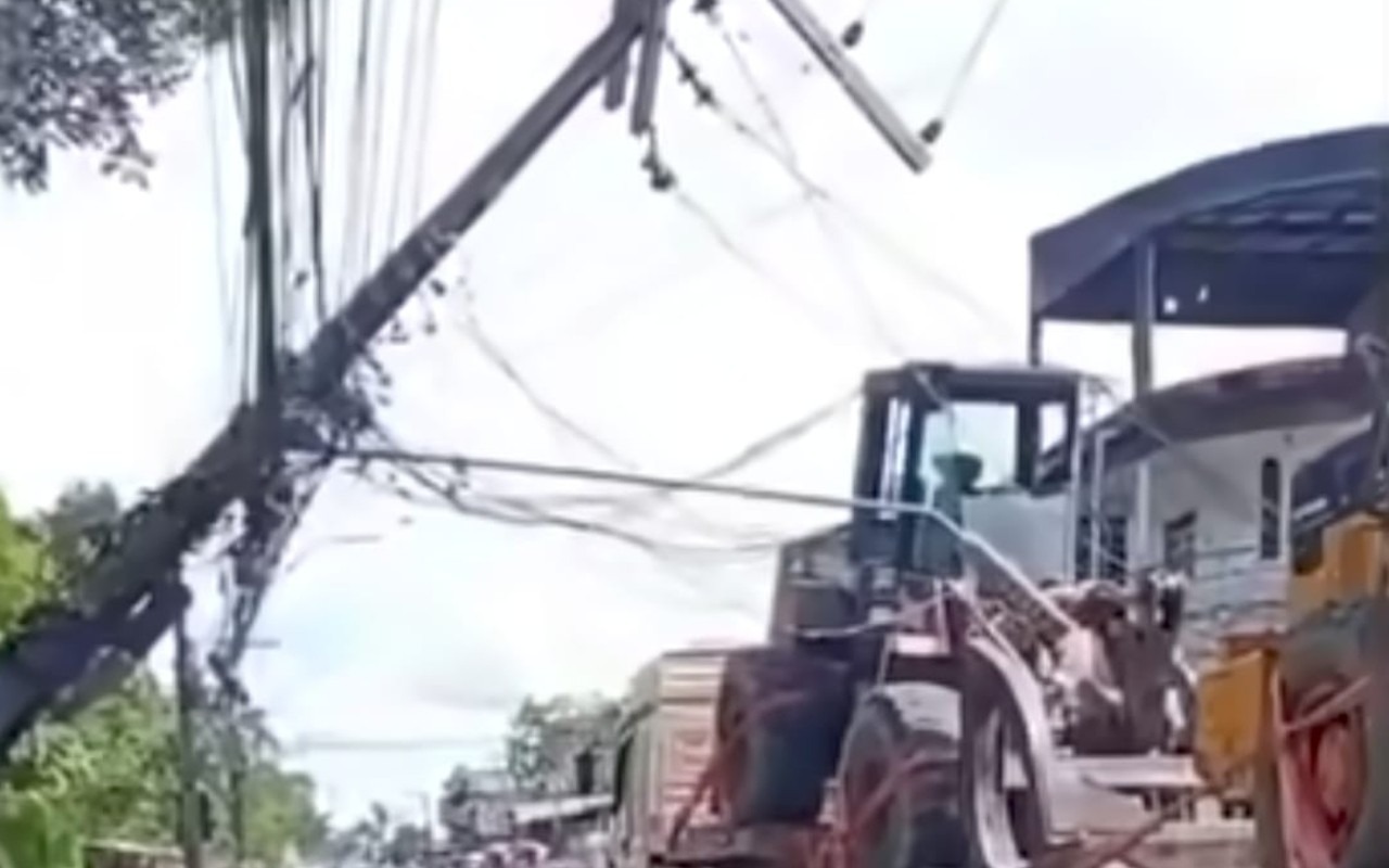 Trator transportado por carreta derruba poste e interdita avenida na Zona Oeste de Manaus