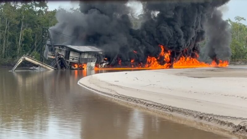 PF e ICMBio destroem 11 dragas de garimpo ilegal na Estação Ecológica Juami-Japurá