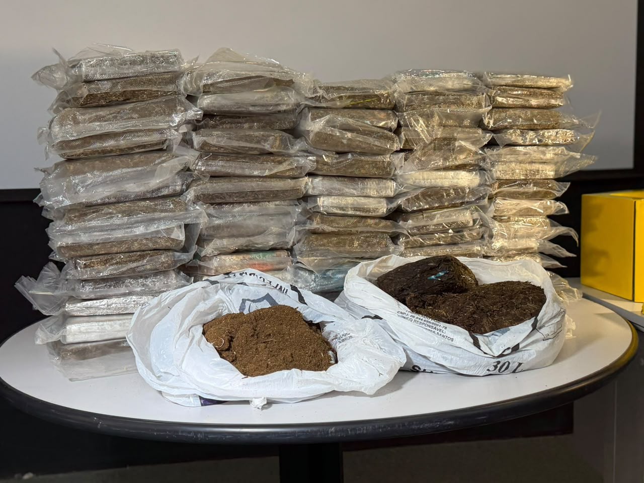 Denarc apreende 56 kg de skunk escondidos em nichos de MDF e prende homem em Manaus