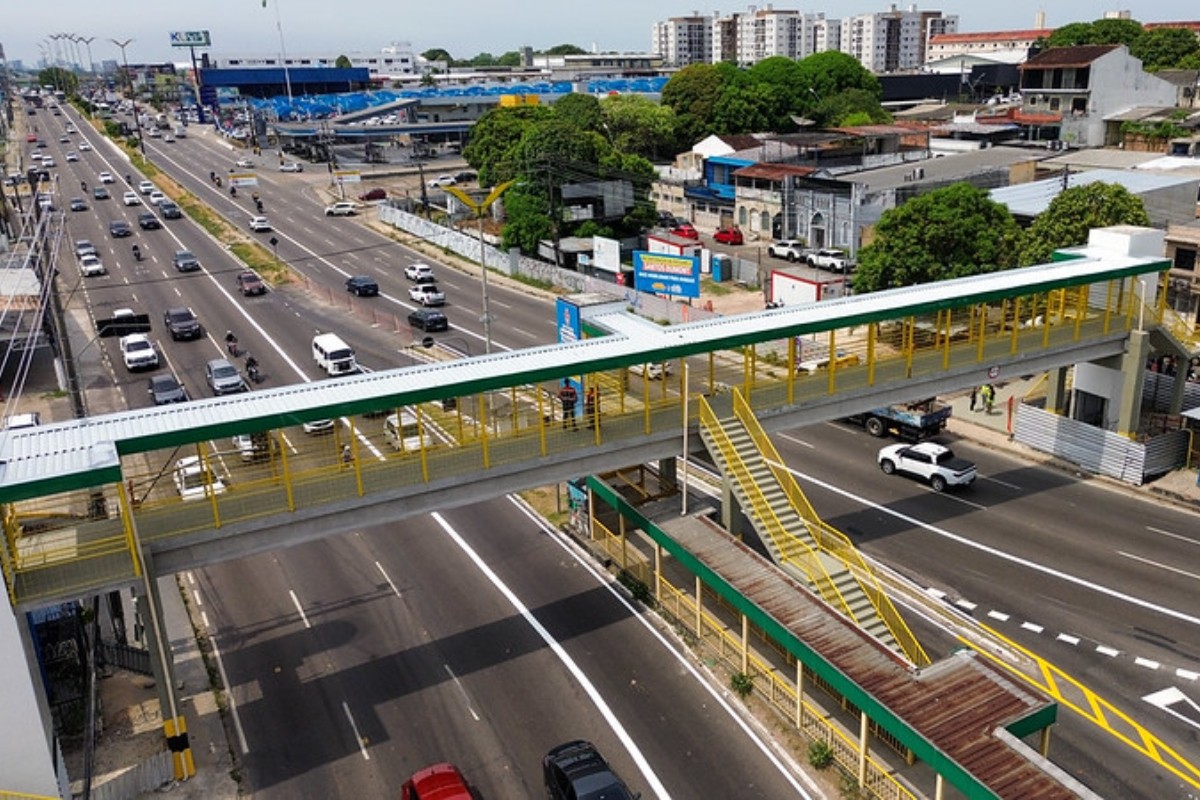 Nova passarela da Avenida Torquato Tapajós é liberada em Manaus mais de dois anos após desabamento