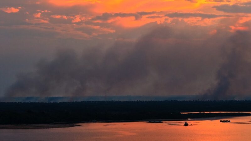 Fumaça de incêndio em Cacau Pirêra encobre Manaus e Defesa Civil emite alerta de risco severo