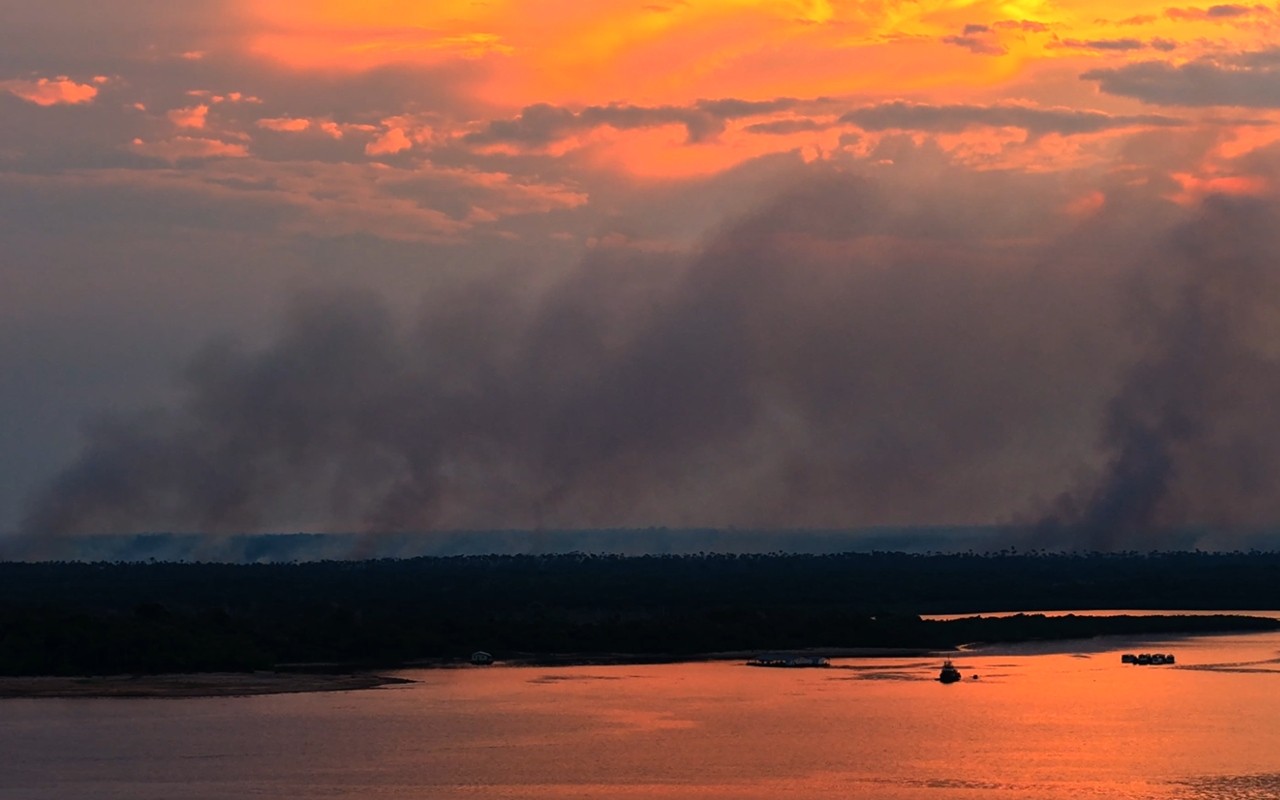 Fumaça de incêndio em Cacau Pirêra encobre Manaus e Defesa Civil emite alerta de risco severo
