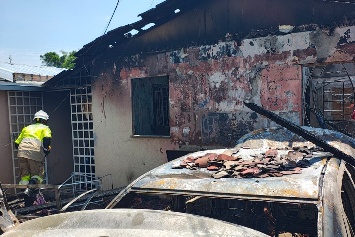 Fogo consome casa e dois veículos na Rua Tanzânia, no Nova Cidade; morador sofre queimaduras