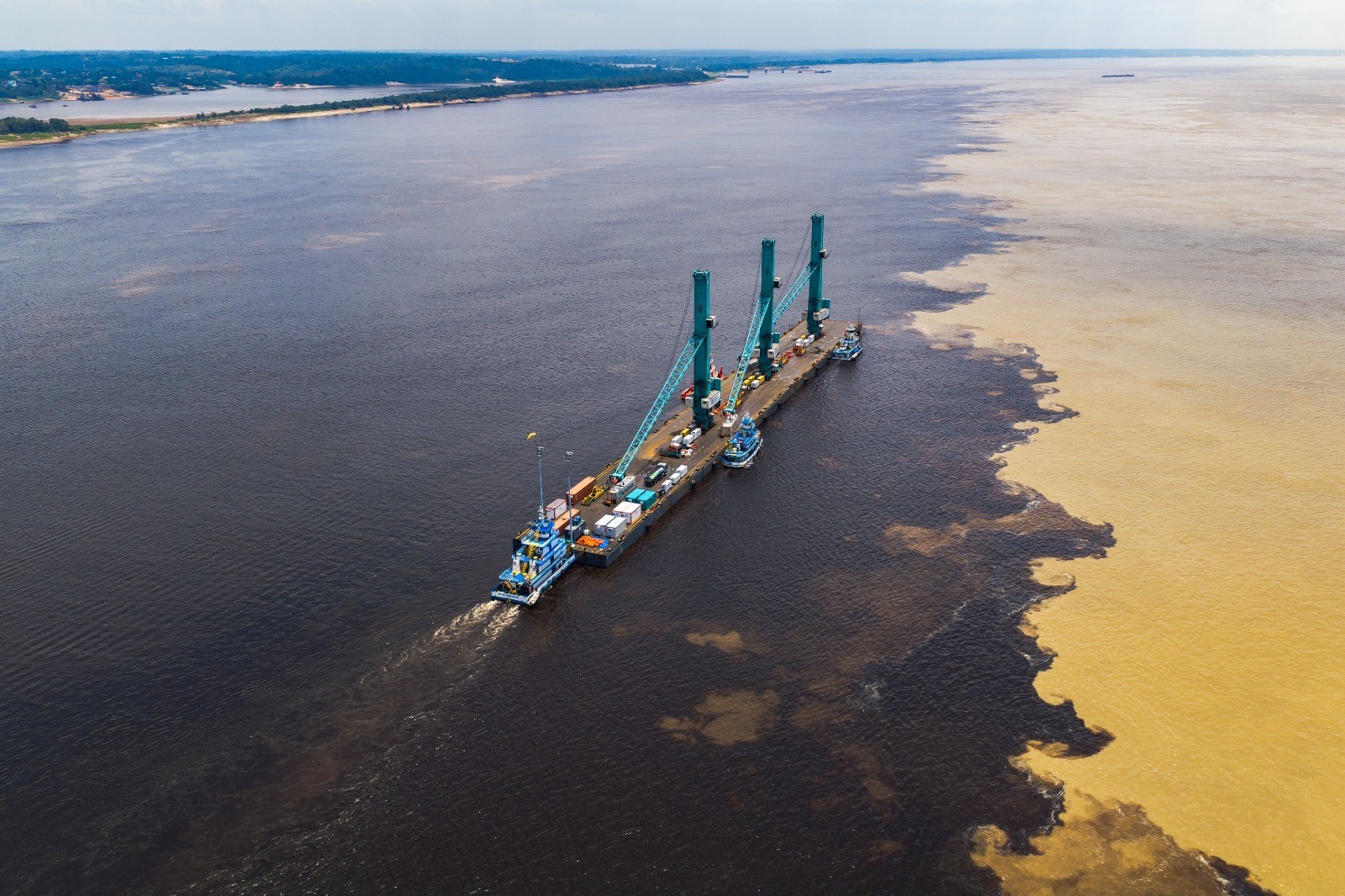 Estrutura flutuante de 4 mil toneladas é levada de Manaus a Itacoatiara para reforçar logística na seca